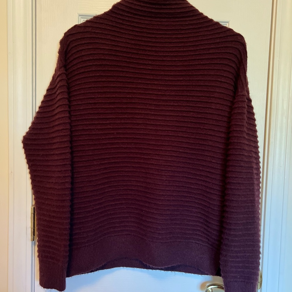 beachlunchlounge Tylee Ribbed Mock Neck Burgundy Sweater Size S/P - Picture 3 of 8
